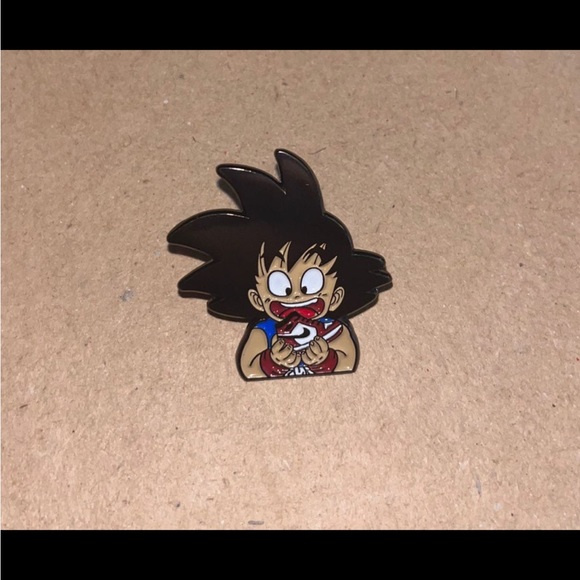 Dragon Ball Z Pin - Kid Goku w/ Nike Sneaker - Picture 2 of 3